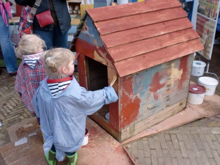 Huis schilderen door kinderen