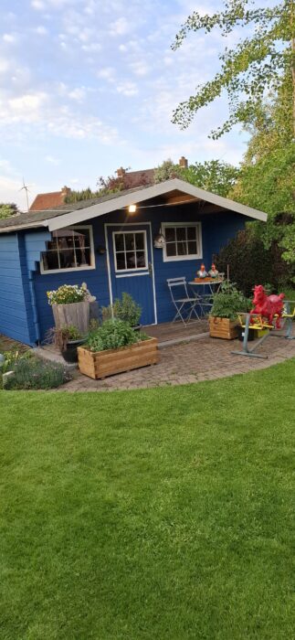 Tuinhuisje blauw verven
